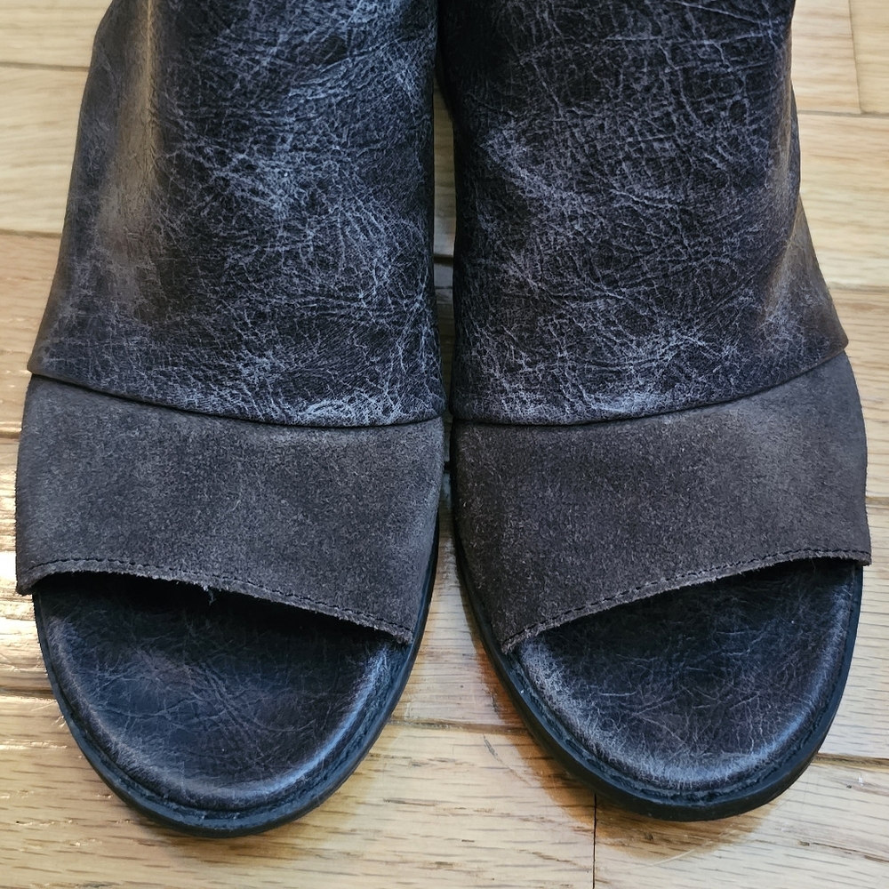 Urban Outfitters Women's Peep Toe Leather Sling Back Chunky Heels Sandals US 7